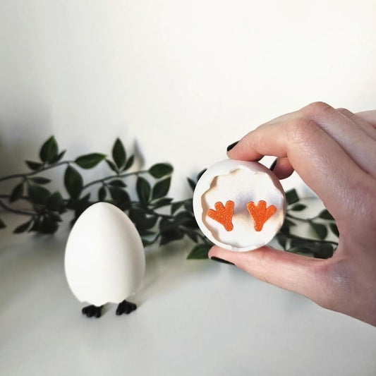 Standing Egg with Legs, Easter Decoration, Cracked Egg Spring Decor, Easter Table Deco, Housewarming Gift, 3d print
